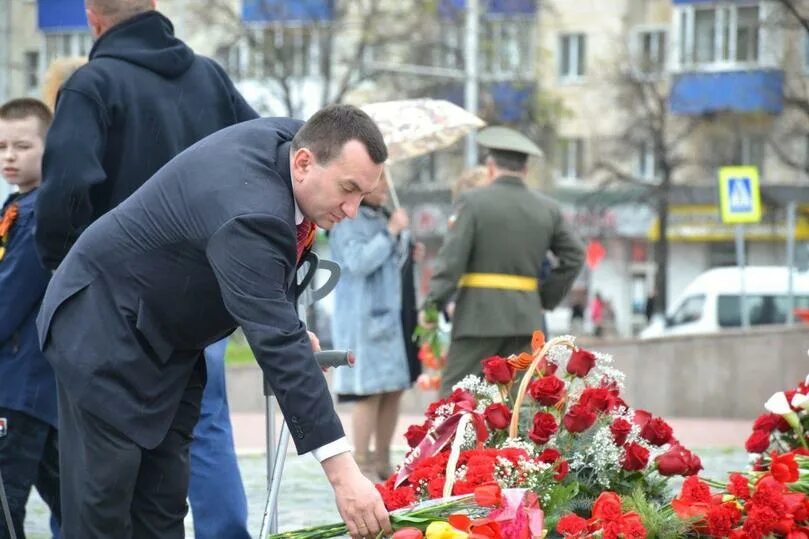 Песня мы не забудем подвиг дедов. Поклон ветеранам. Подвиг дедов. Поклонимся ветеранам. Ветераны России поклон.