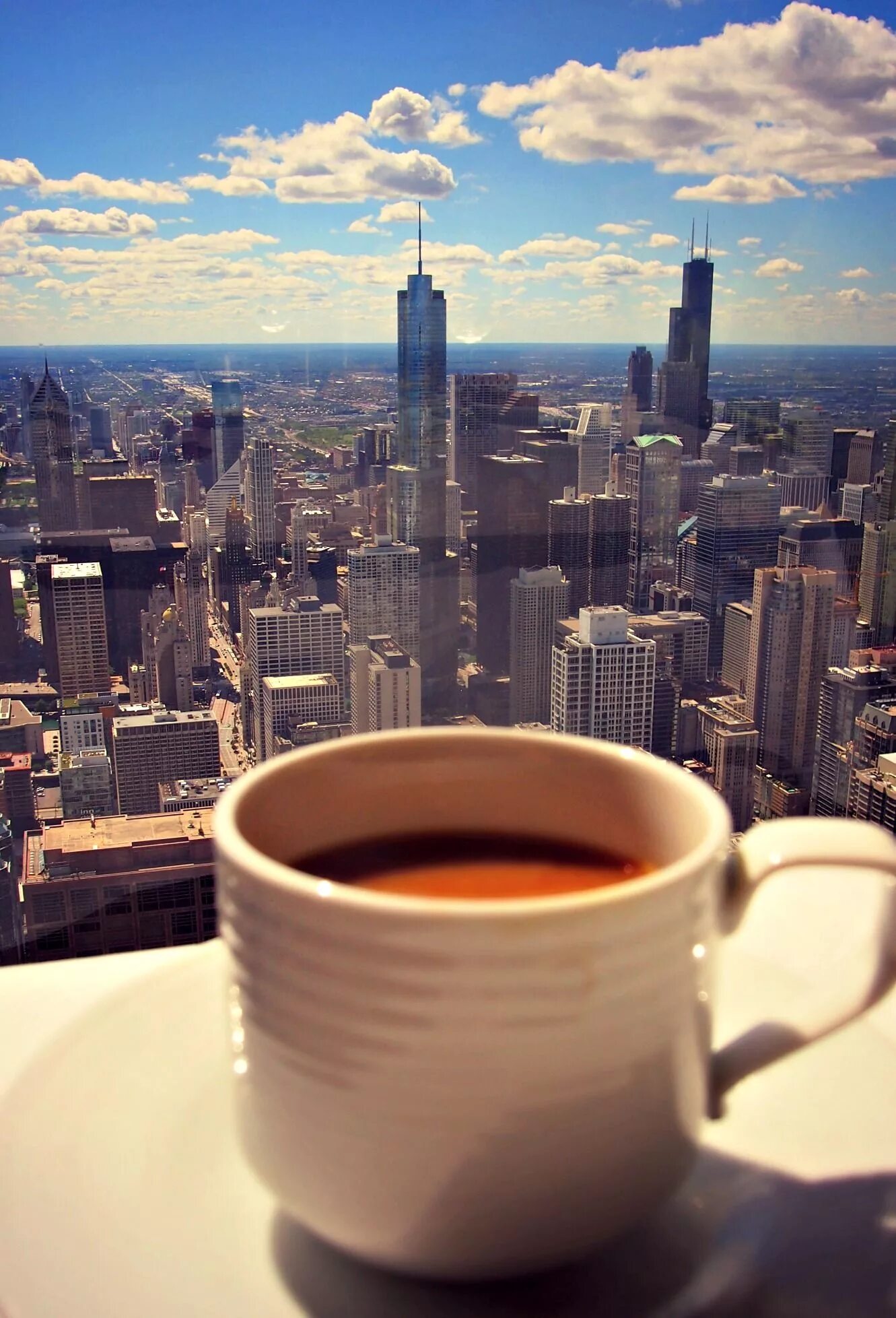 Картинки с добрым утром город. Утренний город. Кофе с видом на город. Чашка кофе с красивым видом. Утро в городе.