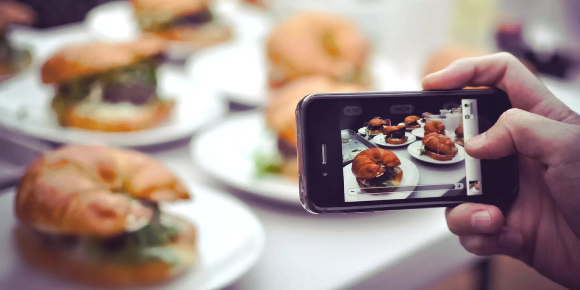 Инстаграмм ресторанов. Фотографирует еду. Фотографирование еды. Селфи с едой. Человек фотографирует еду.