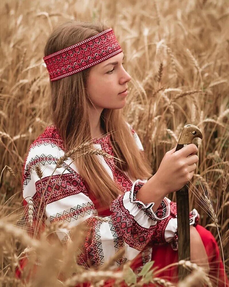 Славянские девушки. Русский девушки занимался. Красивые русские девушки. Девушки на руси. Рукоделие в старину.