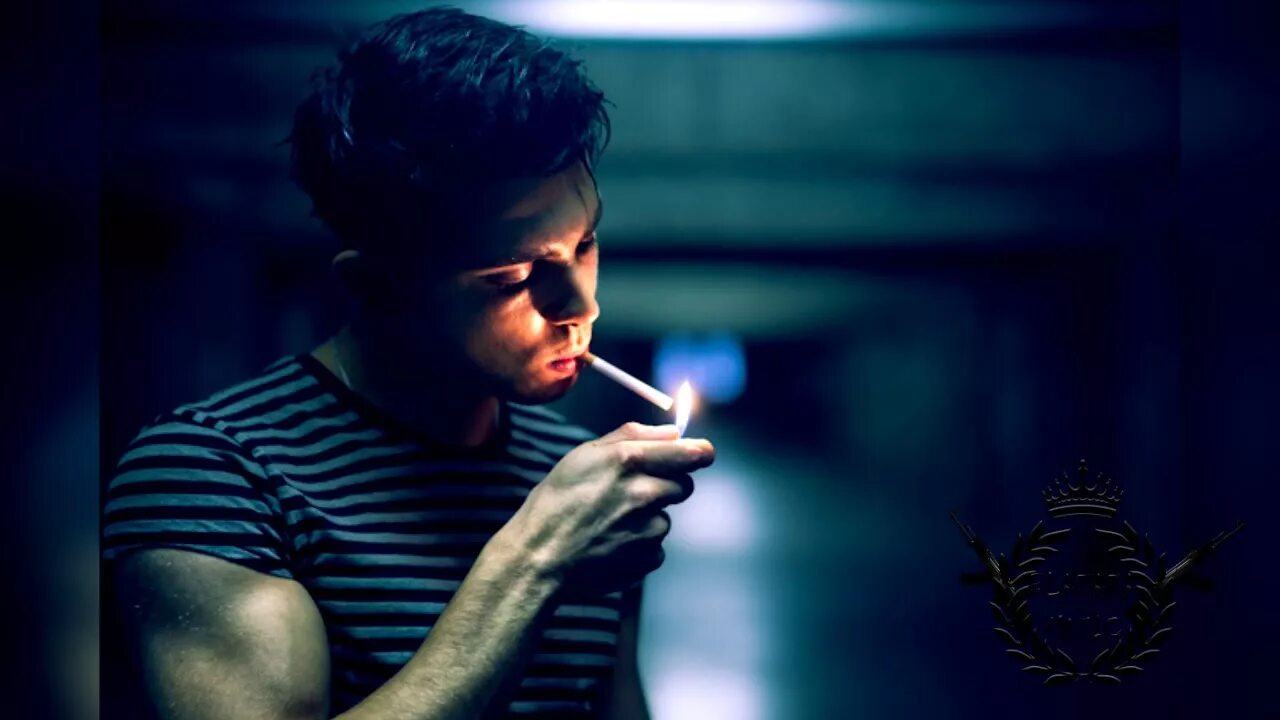 Муж курит в квартире. Курящий парень. Парень с сигаретой. Парень курит сигарету. Пацан с сигаретой.