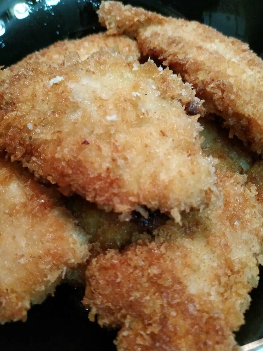 Рыба в сухарях на сковороде. Мясо в панировке. мясо в панировочных сухарях. рыба в панировке. куриное филе в панировочных сухарях.
