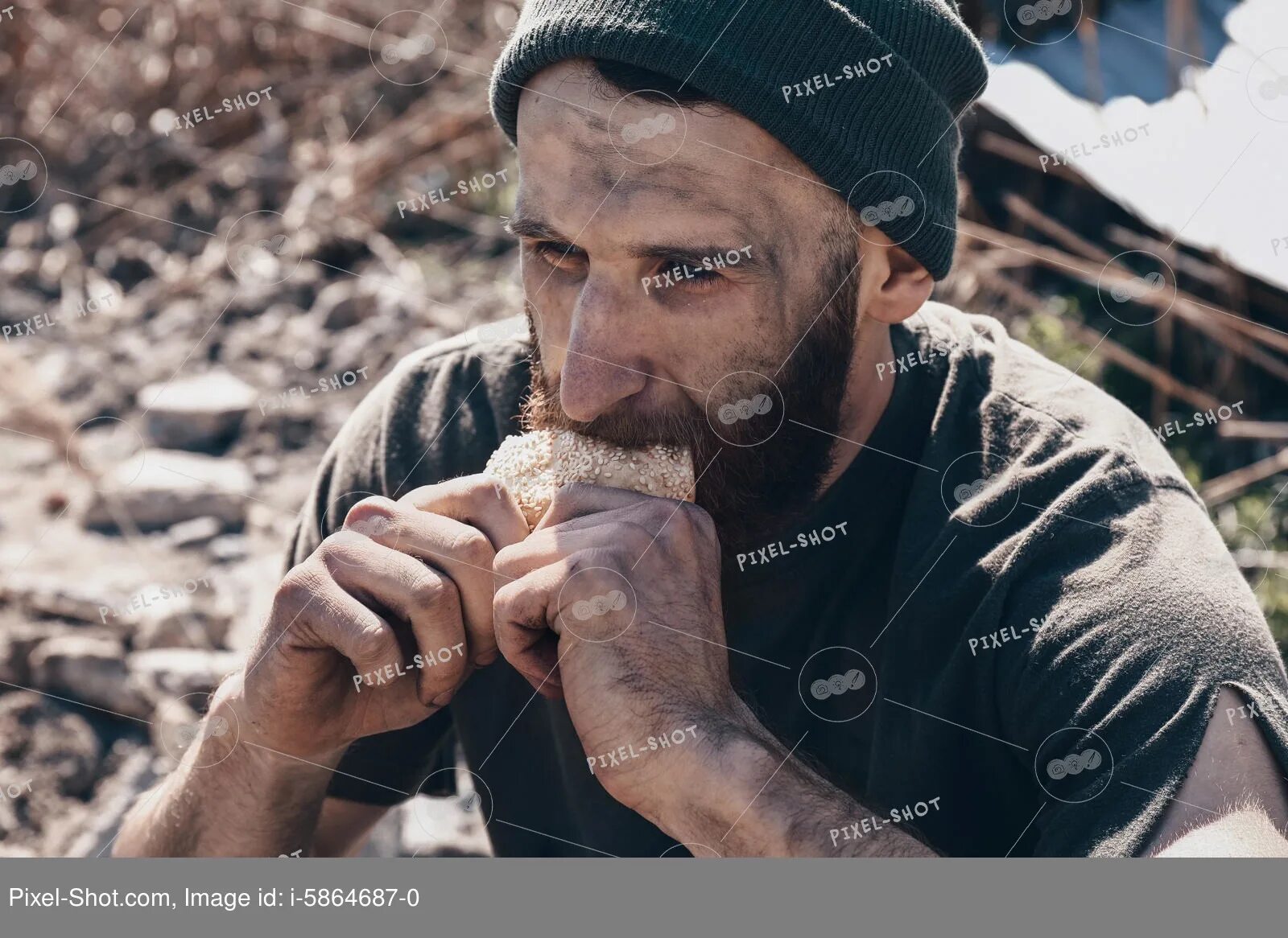 Съели бомжа. Бездомный ест хлеб. Фото бедного бомжующего мальчика.