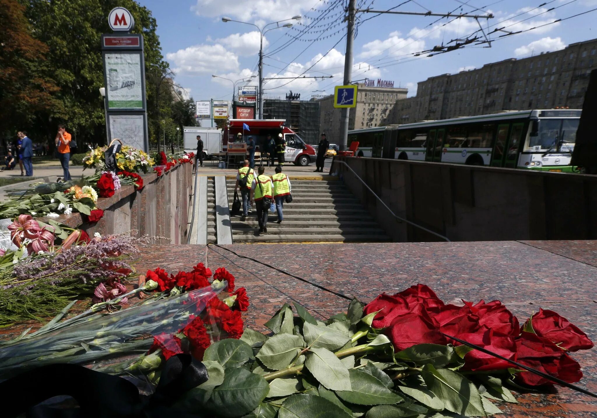 Какая трагедия произошла сегодня в москве. Катастрофа в Московском метрополитене 15 июля 2014. Славянский бульвар парк Победы катастрофа. Авария парк Победы Славянский бульвар. Крушение поезда метро парк Победы.