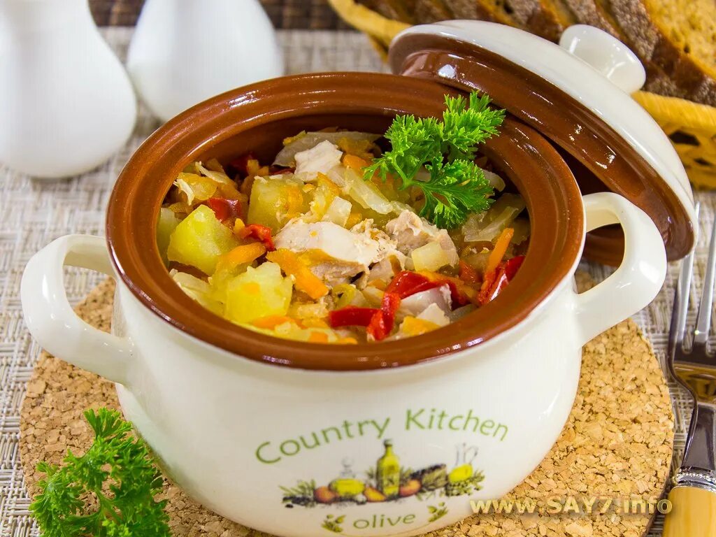 Овощи в горшочках в духовке. Щи боярские. Гречка с курицей в горшочке. Горшочек с гречкой и куриными сердечками. Рыба тушеная в горшочке.