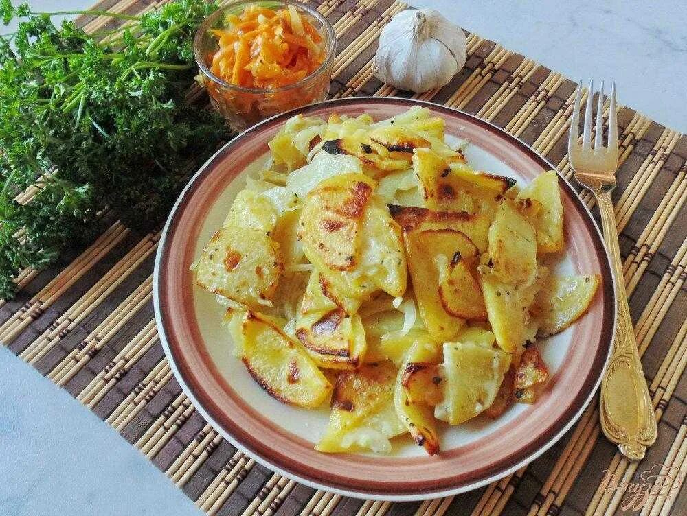 Картошка с грибами на сковороде со сметаной. Жареный картофель со сметаной. Картошка со сметаной. Картофель со сметаной на сковороде. Картофель жареный со сметаной.