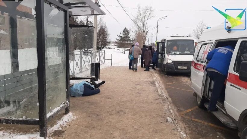 Мужчина умер на остановке. ДТП Луховицы 26.12.2018. Остановка падением. Луховицы новости происшествия.