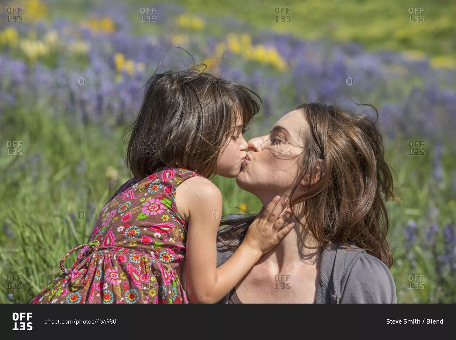 Мама и дочь французский поцелуй. Мама целует дочь. Мать и дочь поцелуй взасос. Мамы лесбиянки с русским переводом