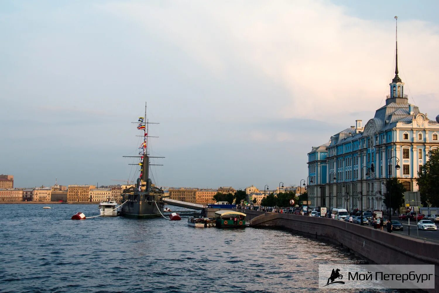 Петроградская набережная санкт петербург. Петроградская набережная Аврора. Крейсер Аврора в Санкт-Петербурге. Санкт Петербург метро крейсер Аврора.