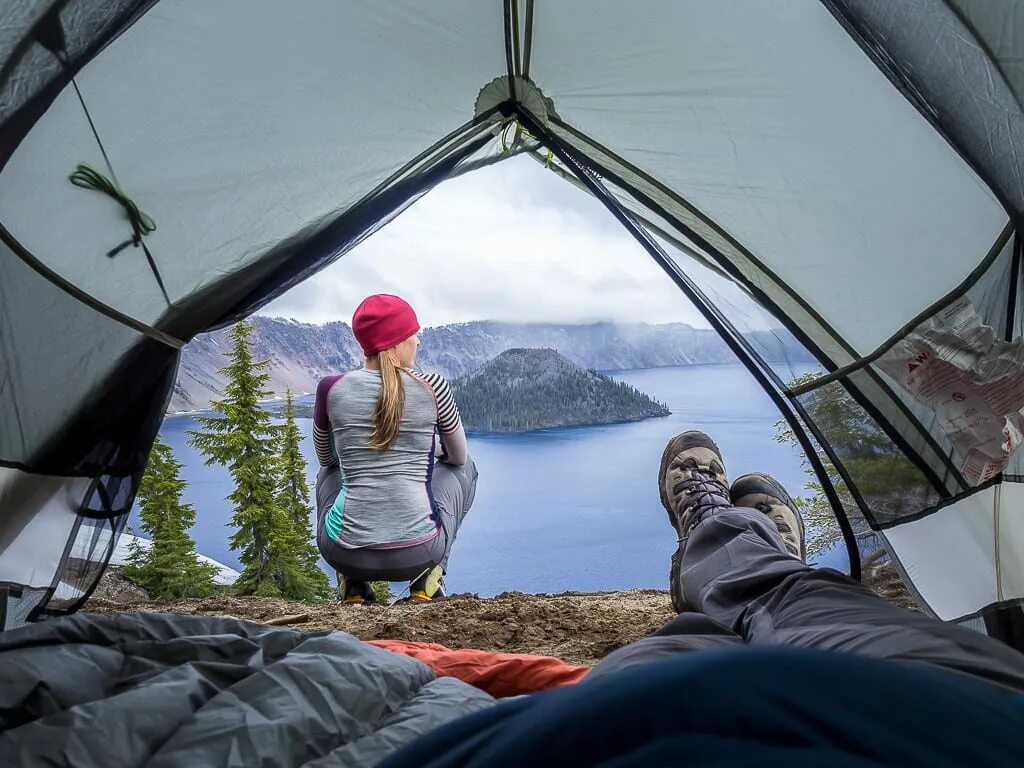 Travel camp. Красивый вид из палатки. Поход с палатками. Палатка на природе. Туристическая палатка на природе.