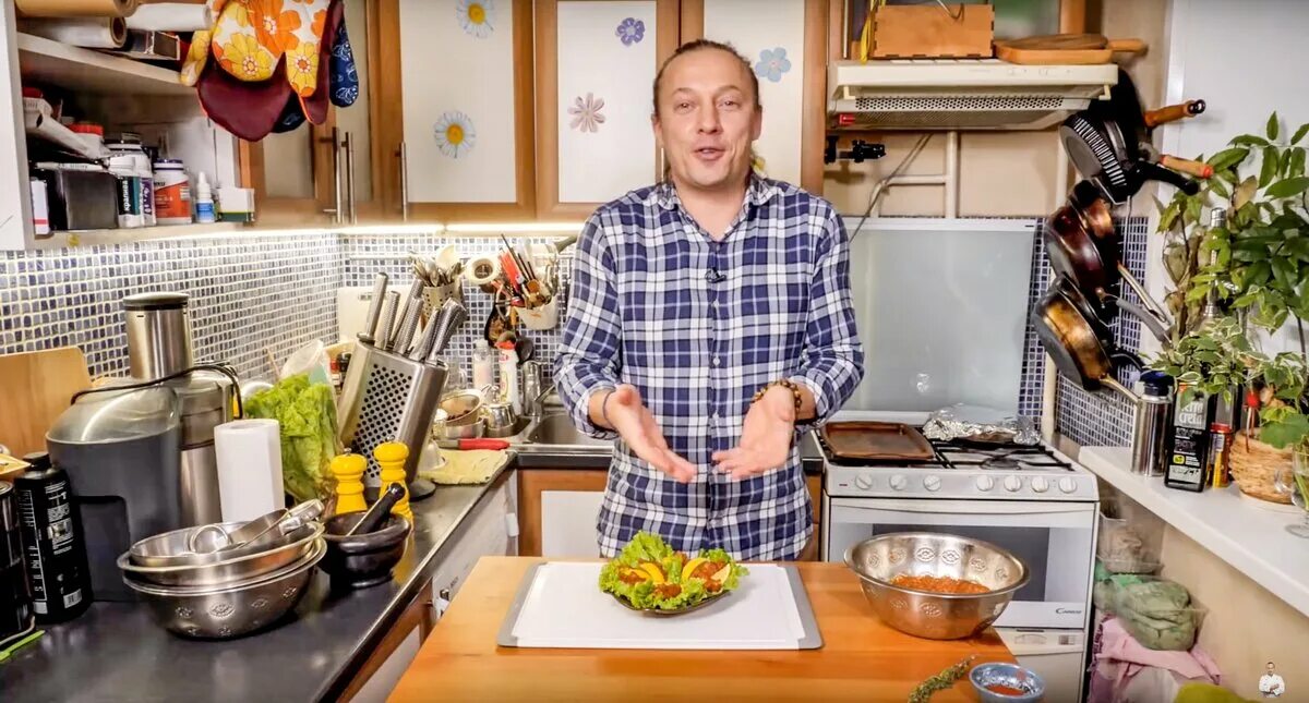 Еда с василием емельяненко рецепты все. Василий емельяненко кухня. шеф повар емельяненко кухня. василий емельяненко и ивлев. василий емельяненко ресторан.