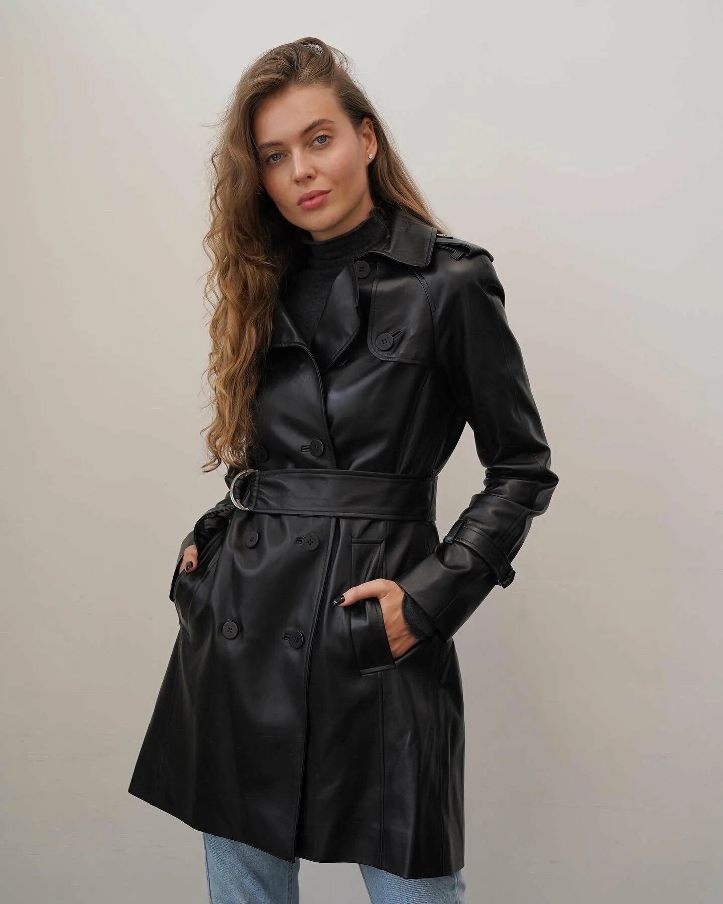 Leather trench coat sportmax. Кожаный тренчкот trench coat. Черный кожаный тренч. Кожаный тренч зара. Черное кожаное пальто женское.