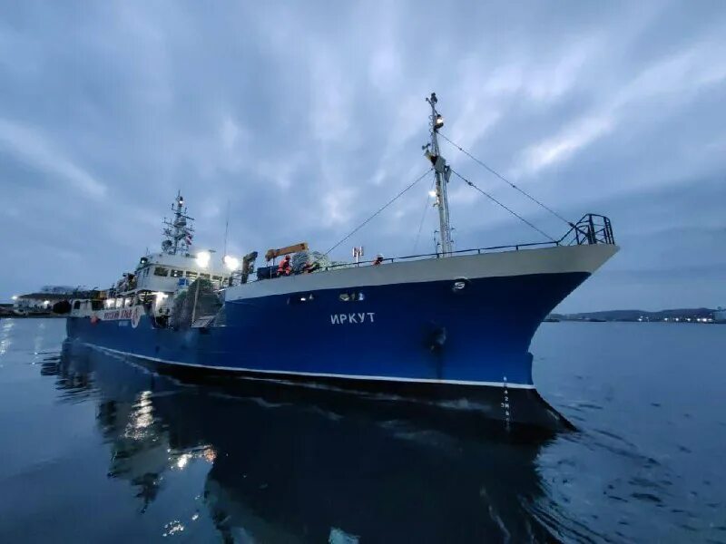 парусное судно под ветром. судно идущее снизу это как. группа судов идущих одним курсом друг. ситуация сближения судов, идущих прямо друг на друга. встать суд идет прикол.