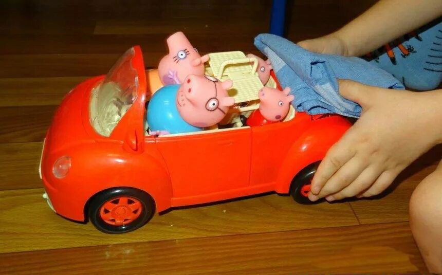 Машина пеппы. Машинка Свинка Пеппа Хасбро. Машинка свинки Пеппы с семьей. Свинья на игрушечной машинке. Пеппа на машине.