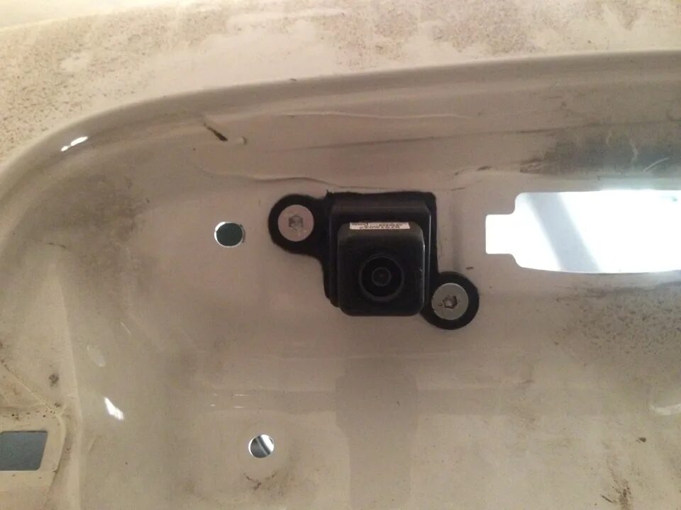 Аутлендер 3 камера заднего. Штатная задняя камера Mitsubishi Outlander 2013.