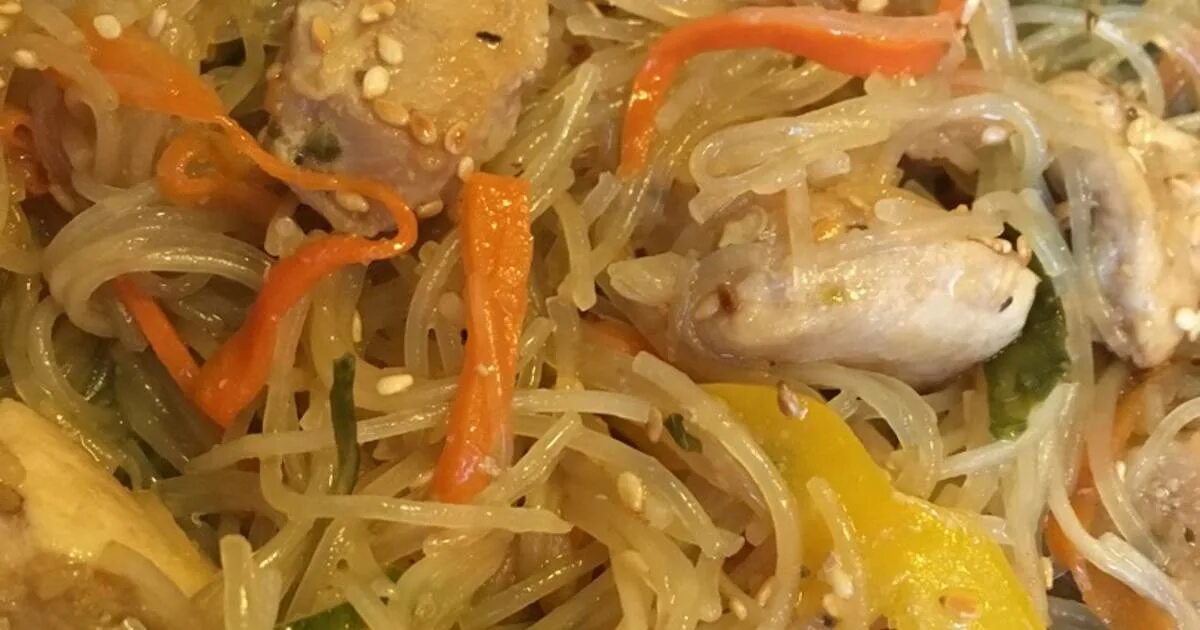 Готовим фунчозу с курицей и овощами рецепт. Фунчоза. фунчоза с курицей. фунчозу с курицей и овощами. курица с фунчозой.