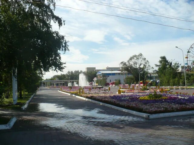 Москва кустанай. Центральный сквер Костанай. Кустанай Центральный парк. Костанай парк Победы. Центральный парк культуры и отдыха Костанай.