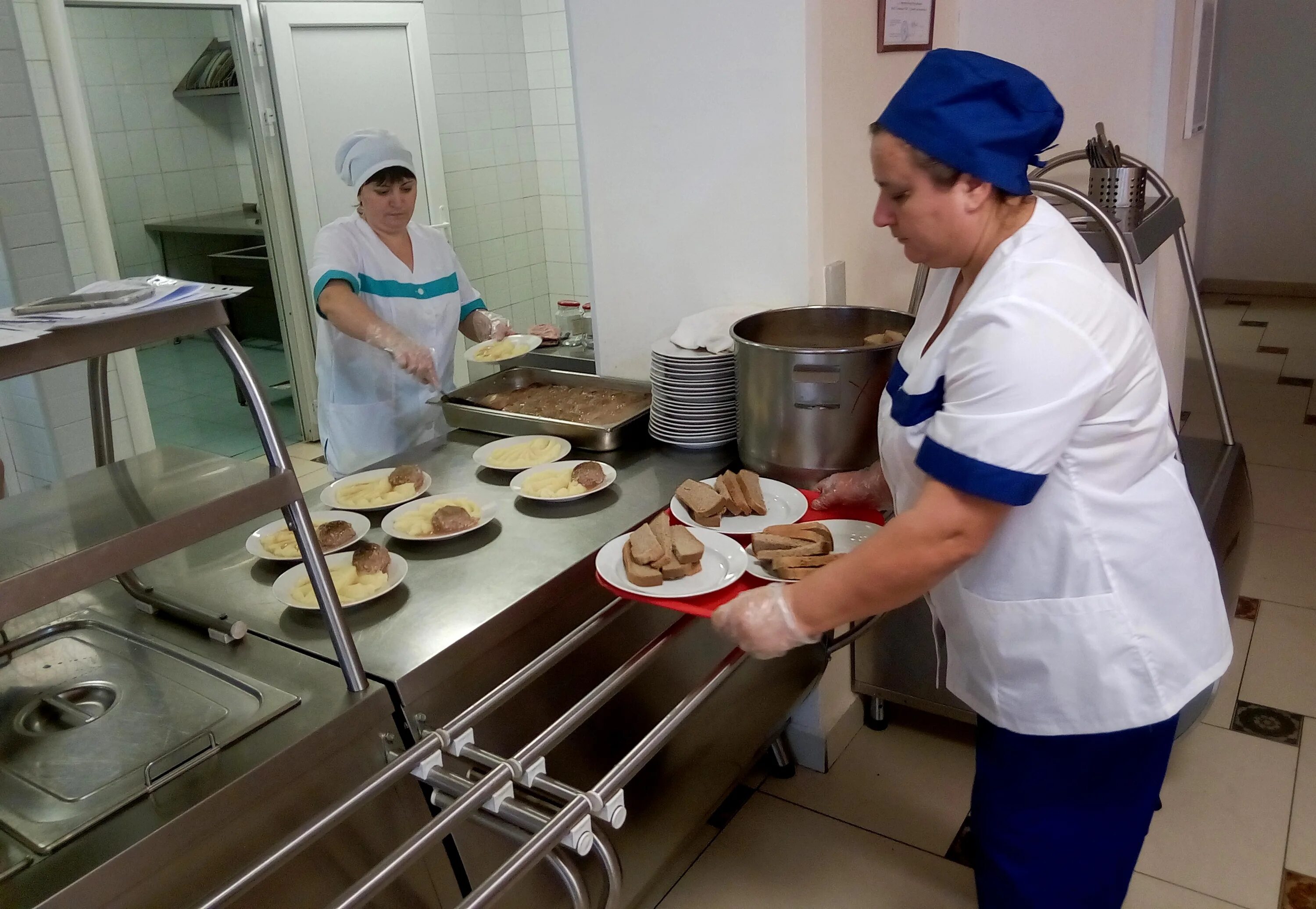 Работники столовой в школе. Питание в школьной столовой. Шведский стол в школьной столовой. Столовая в школе. Питание инвалидов в школе