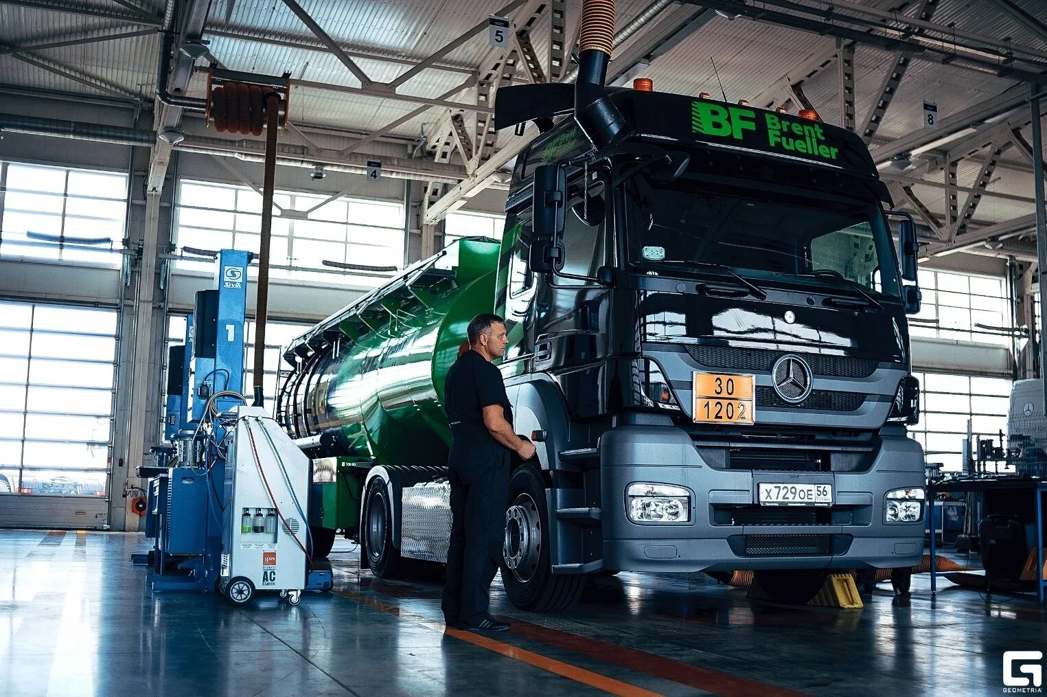 Ремонт грузовых автомобилей в спб. Грузовой дилерский центр Mercedes-Benz. Дилерский центр Скания в России. Грузовой сервис Мерседес Бенц. Грузовой автосервис.