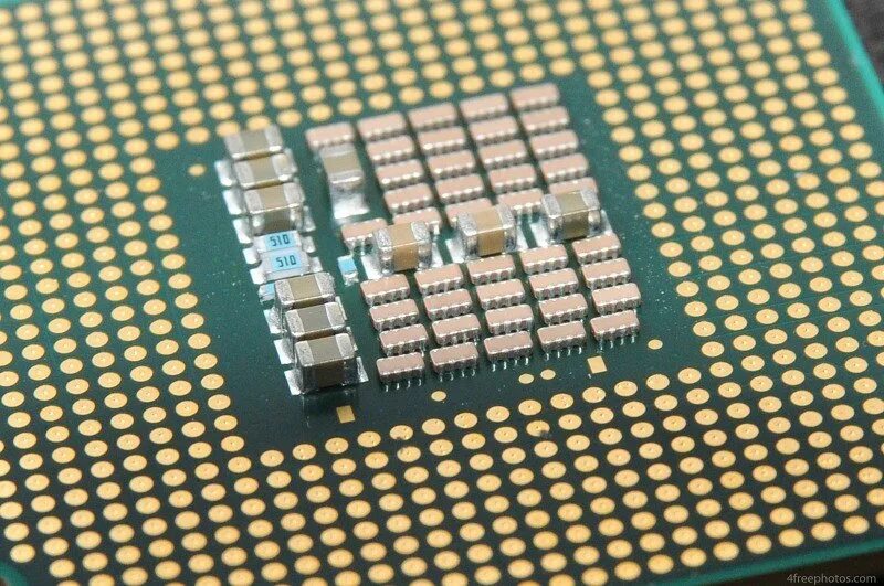 Какие транзисторы в процессоре. Smd компоненты на процессоре. смд конденсаторы на процессоре. intel кремниевый чип. полупроводники в процессорах.