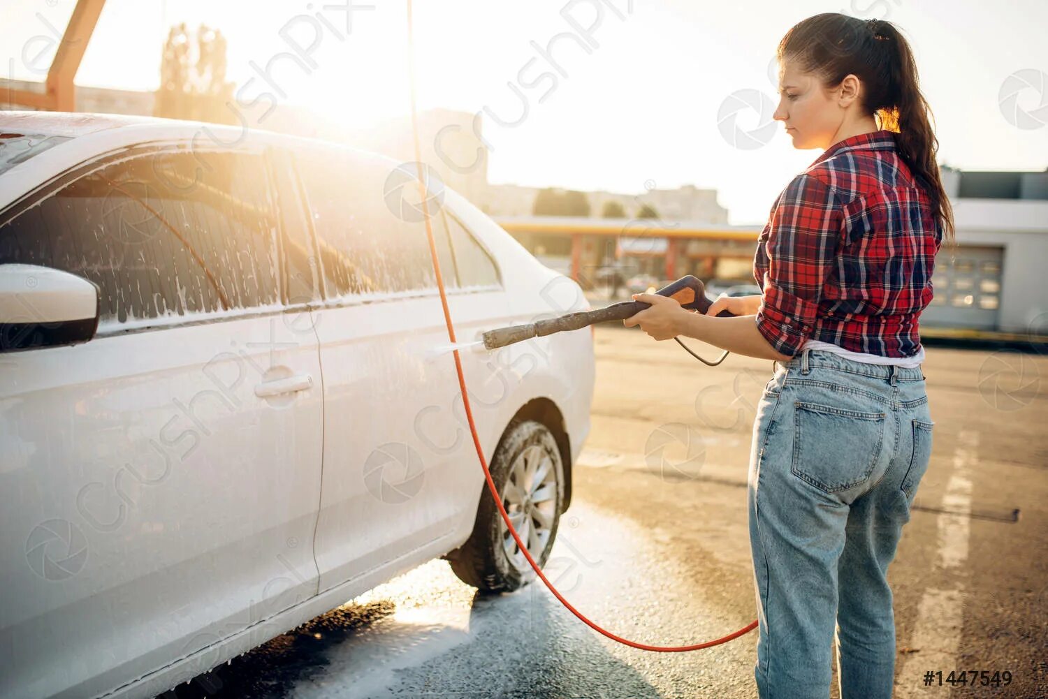 I have my car washed. Женщина на мойке самообслуживания. Человек в автомойку. Человек моет машину на мойке самообслуживания. Уборка в автомобиле стоковое.