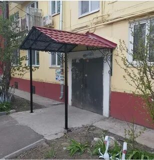 Козырек над входом многоквартирного дома
