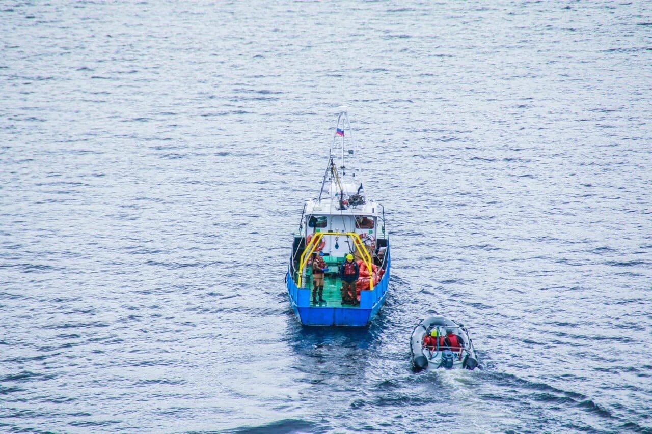 Маломерное судно в Баренцевом море. Маломерные суда на воде. Лодка МЧС. Судно Лиинахамари. Гимс мурманск