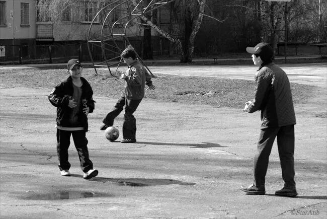 Во дворе ребята играли в футбол. Пацаны во дворе. Шпана во дворе. Дворовые пацаны. Дворовый пацан.
