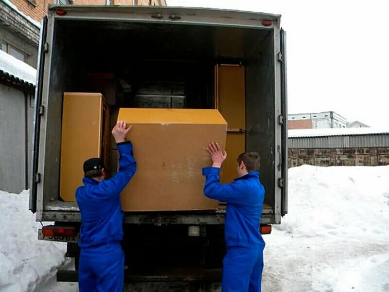 Ручная погрузка разгрузка. Разгрузка товара на складе. Грузчик мебели. Ручные погрузочно разгрузочные работы. Ручные погрузочно разгрузочные работы.