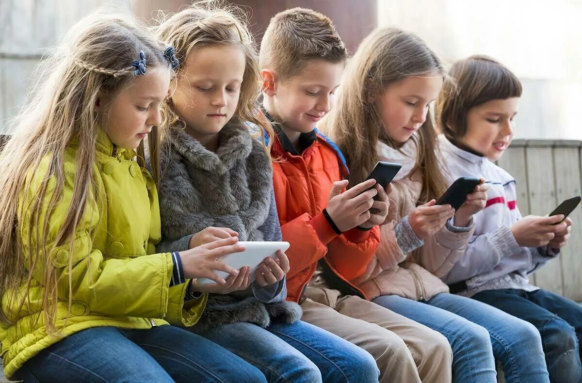 Подросток с планшетом. Получение современным детям. Ребенок со смартфоном. Школьник с телефоном. Современные дети дошкольники.