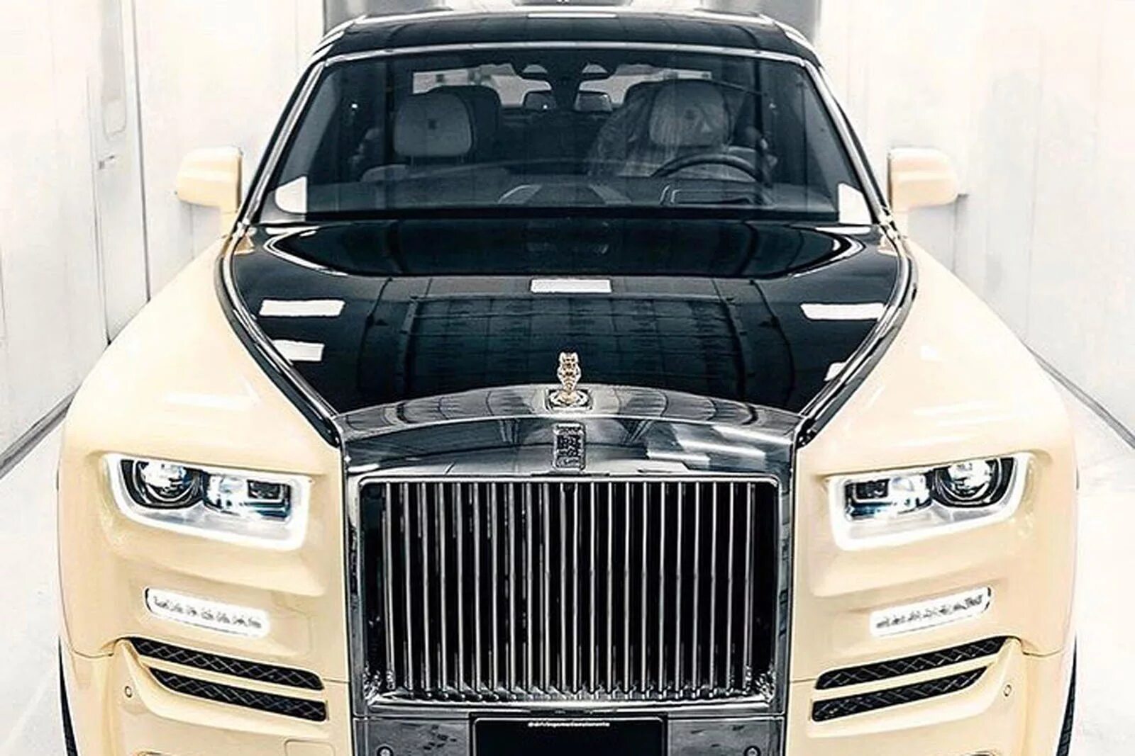 Похожие на роллс ройс. Роллс Ройс Фантом мансори. Rolls Royce Phantom Mansory золотой. Роллс Ройс гибрид. Geely Rolls Royce Phantom.