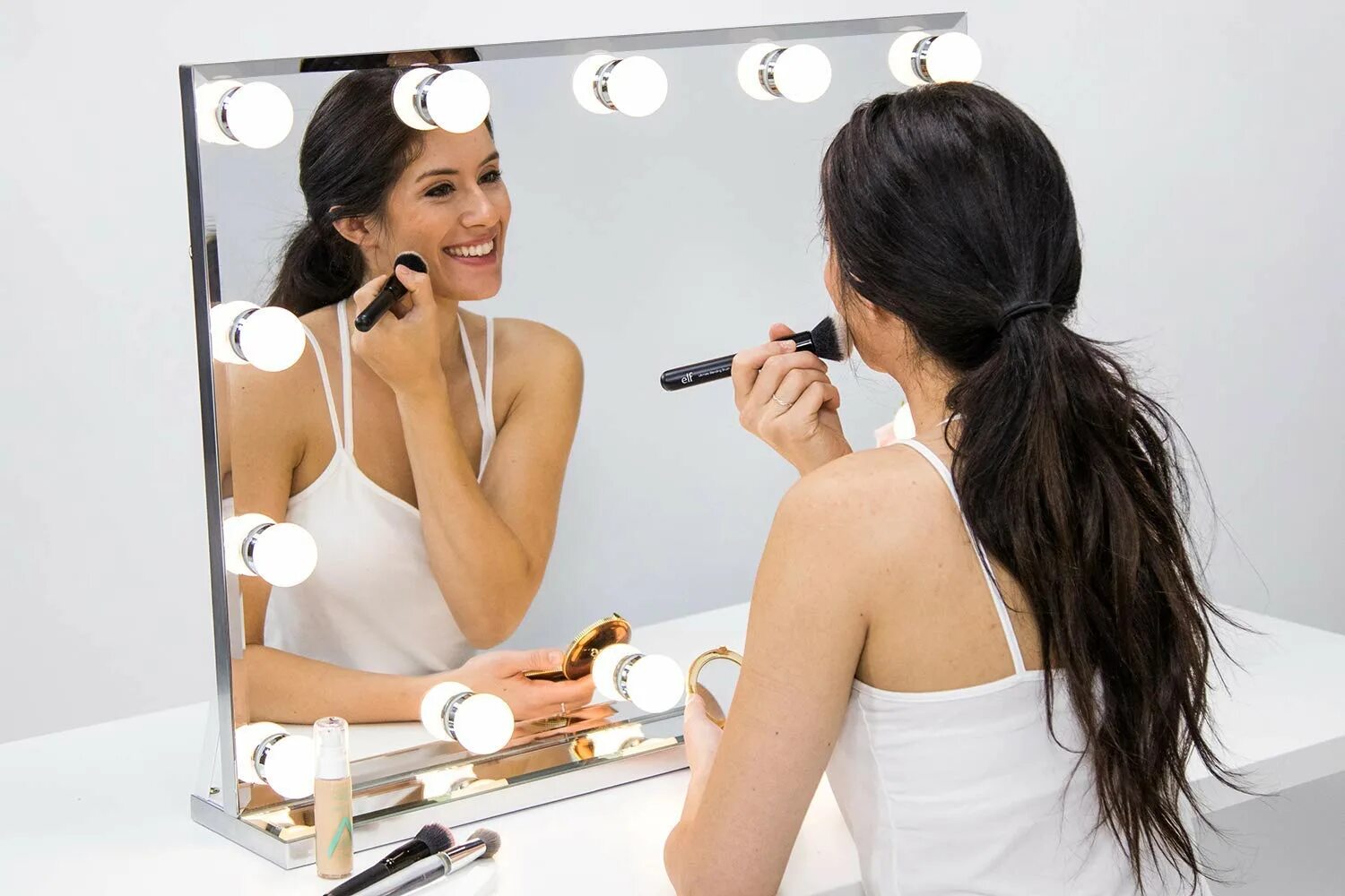 Make up mirror. Зеркало для макияжа. зеркало с подсветкой led cosmetic mirror. настольное зеркало make up. зеркало с подсветкой девушка.