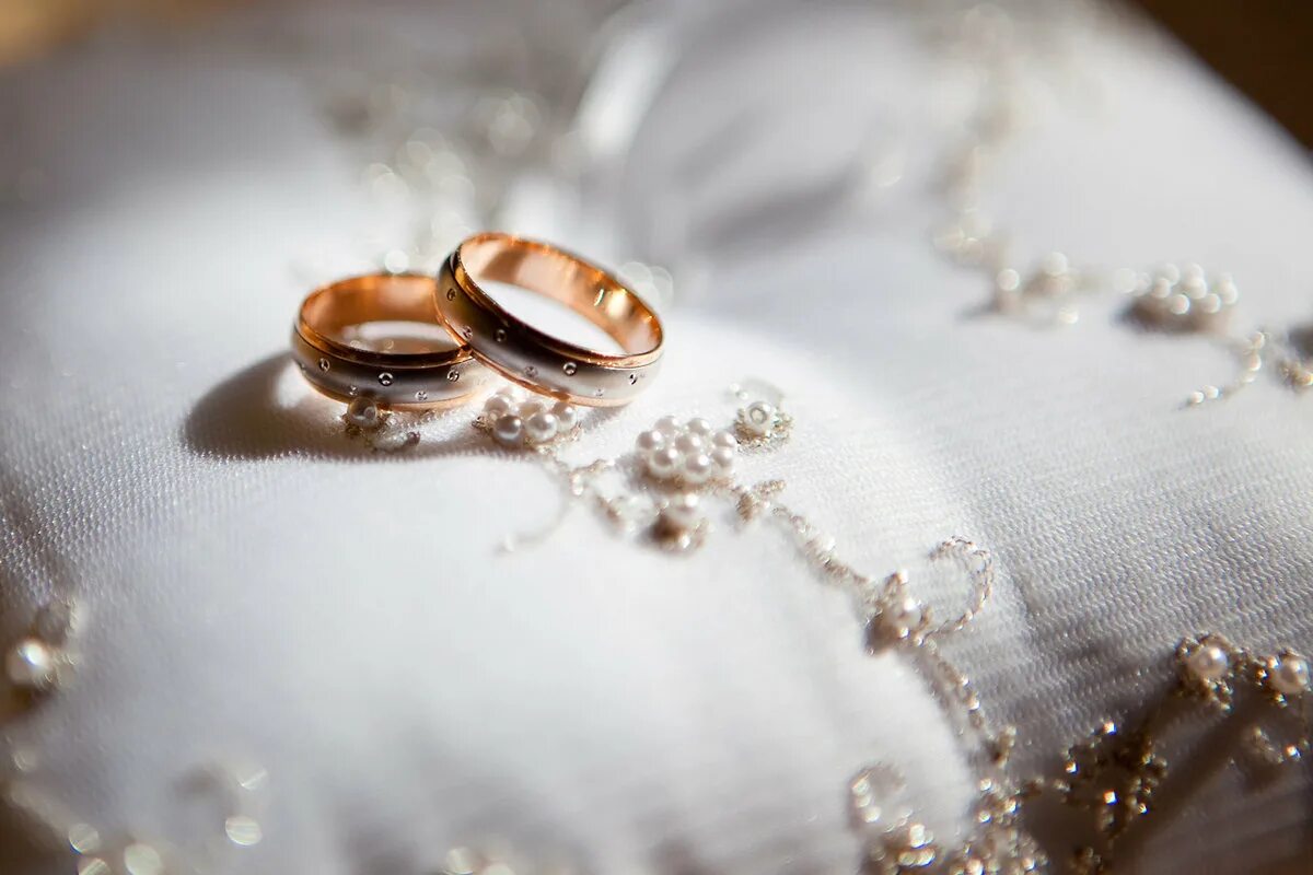 Свадебные кольца. Кольца на свадьбу обручальные. Фотографии свадебных колец. Красивое свадебное кольцо невесте.