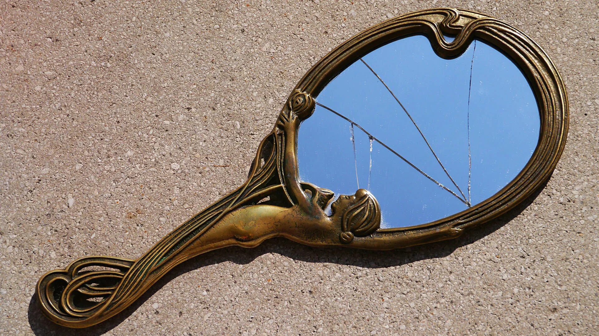 Разбитое зеркало. Зеркало. Сломанное зеркало. Трещина на зеркале.