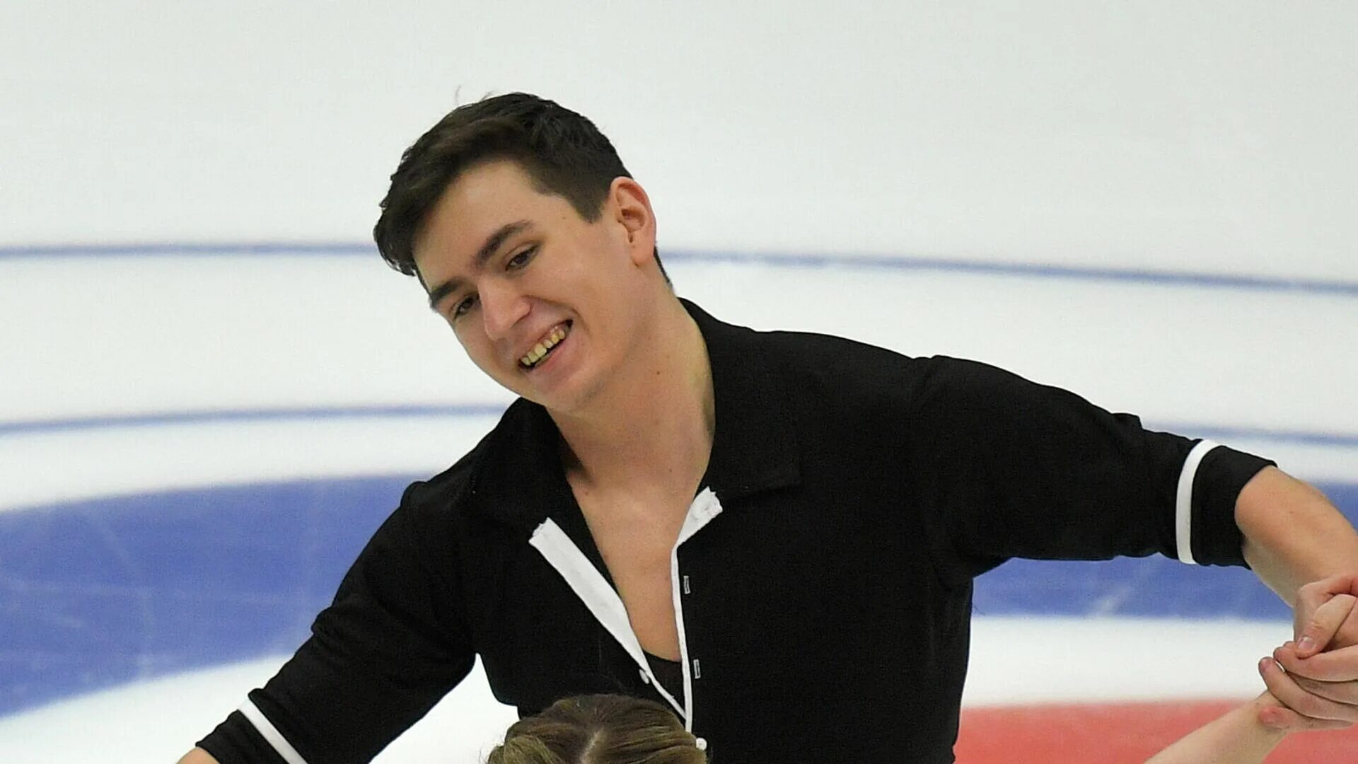 Алиев фигурист. Фигурист массой 60 кг скользящий по льду со скоростью 36 км ч. Человек стоящий на льду ловит мяч. Фигурист массой. Фигурист массой.