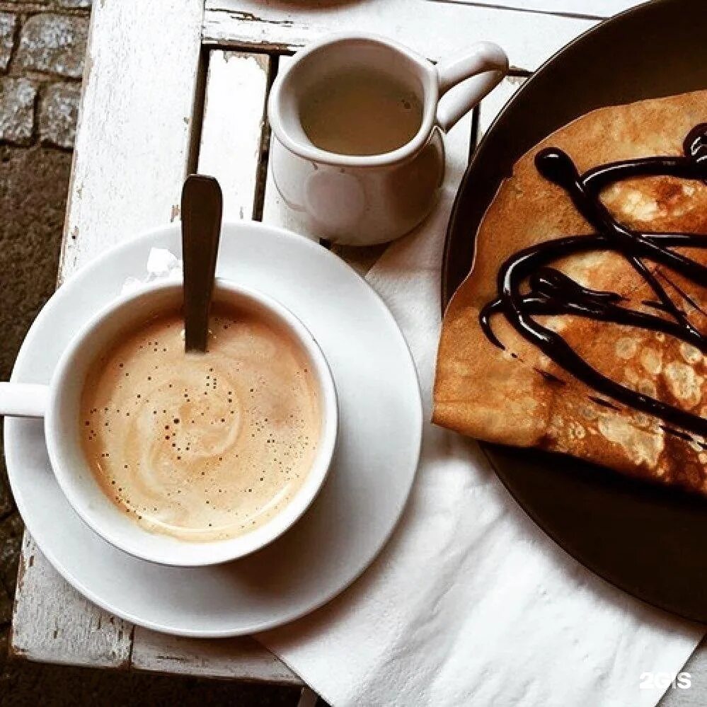 Доброе утро с блинами и кофе. Завтрак с кофе. Кофе с блинчиками. Чашка кофе. Завтрак блины кофе.