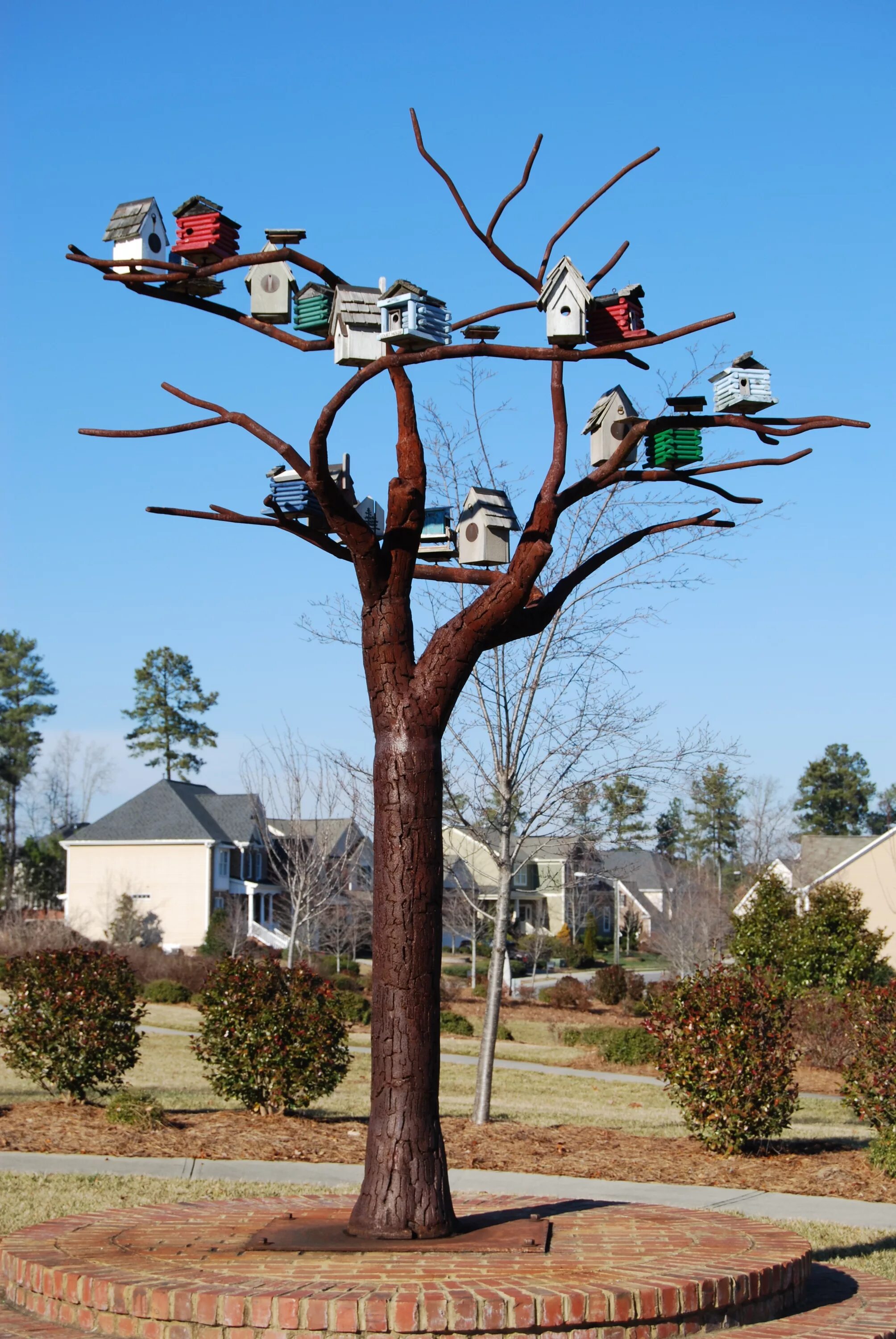 Птица на сухом дереве. Металлическое дерево. Дерево для украшений. Сухое дерево в саду. Украсить сухое дерево на даче.