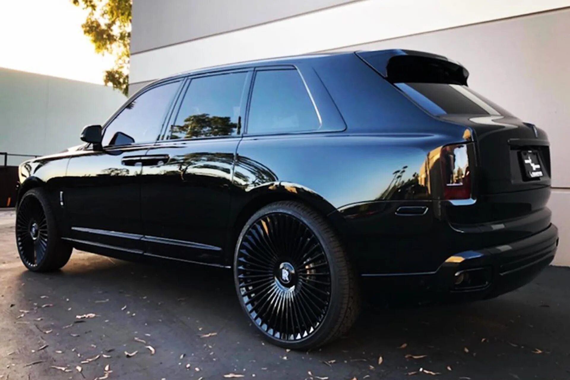 Диски роллс ройс. Роллс Ройс Куллинан. Rolls Royce Cullinan on Forgiato Wheels. Rolls Royce Cullinan Wheels Black Forgiato. Диски Rolls Royce Cullinan.