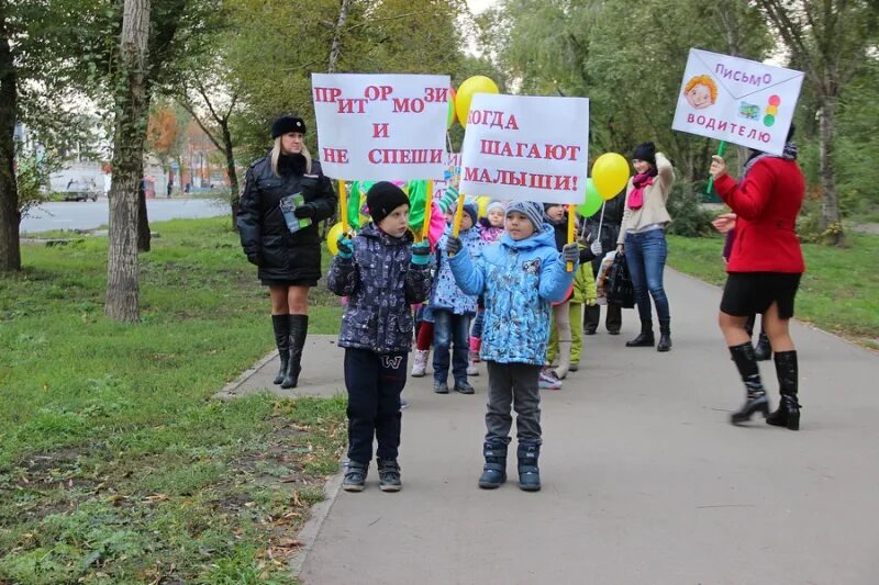 Притормози возле школы. Притормози и не спеши когда шагают малыши. Дети шагают по городу. Школа притормозить.