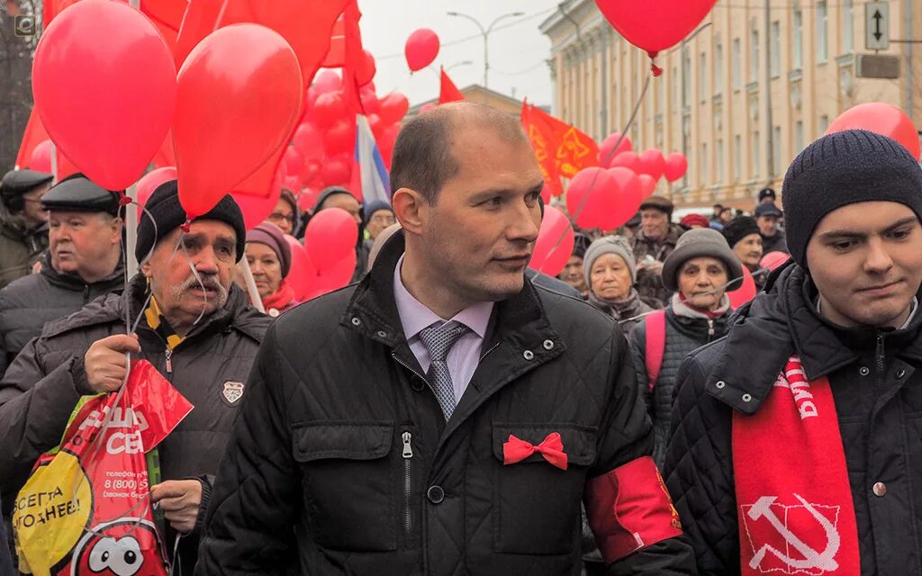 Кпрф карелия. Кпрф карелия. Сталин возлагает цветы к вечному огню. Победа коммунистов 1945. Петрозаводская красная.