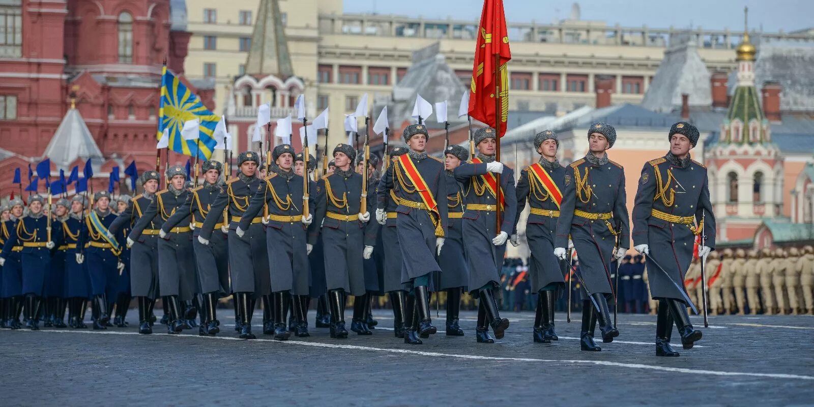 В каком году состоялся парад. Парад на красной площади 7 ноября 1941 года. Марширующие солдаты на красной площади 9 мая. Марш на красной площади. Торжественный парад.