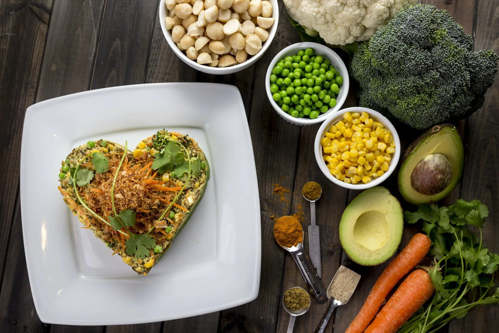 Здоровая пища. Овощи фрукты мясо колбаса. Здоровое питание. Корзина с едой. Овощные блюда.