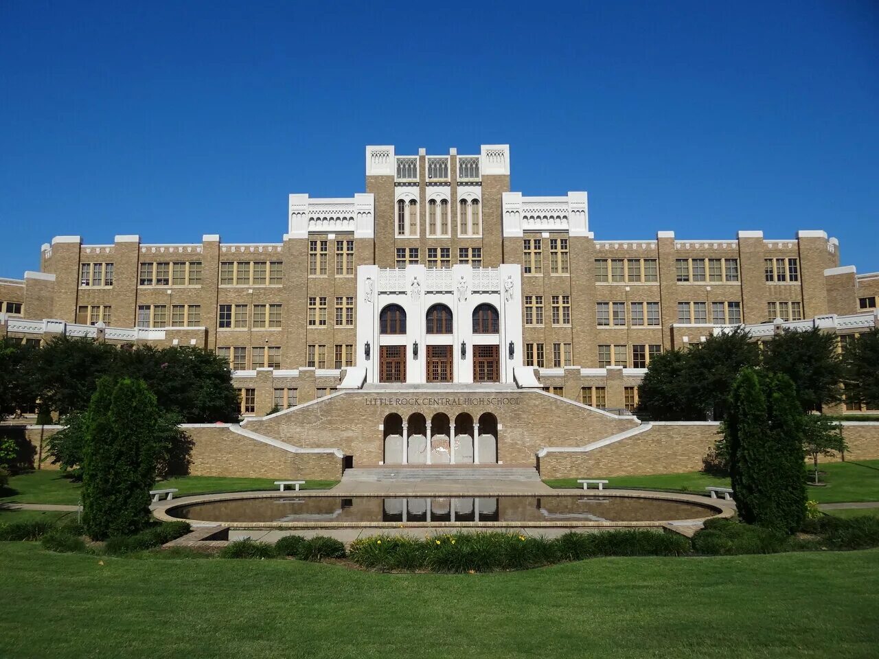 Средняя школа в сша. Little Rock High School 1957. Хай скул школа в США. Государственные школы в США. Старшая школа США здание.