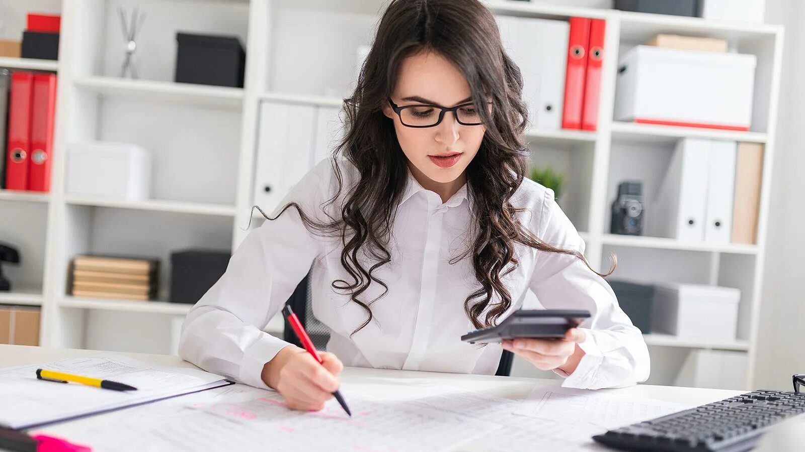 Офис с сотрудниками. Делопроизводитель. Девушка бухгалтер. Профессия офис менеджер. Женщина экономист.