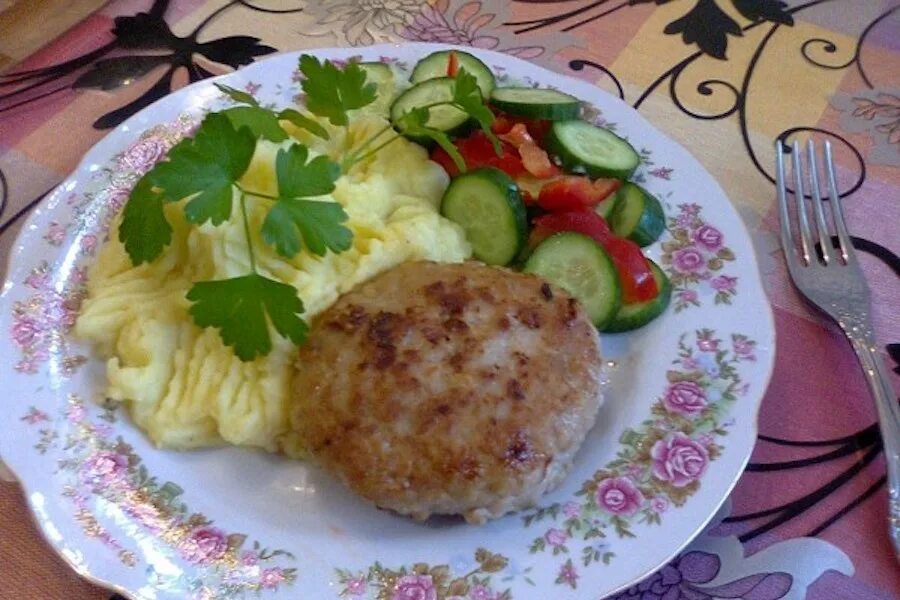 Пюре с котлетой и салатом. Картофельное пюре с котлетой. картошка с котлетой. ужин с котлетами.