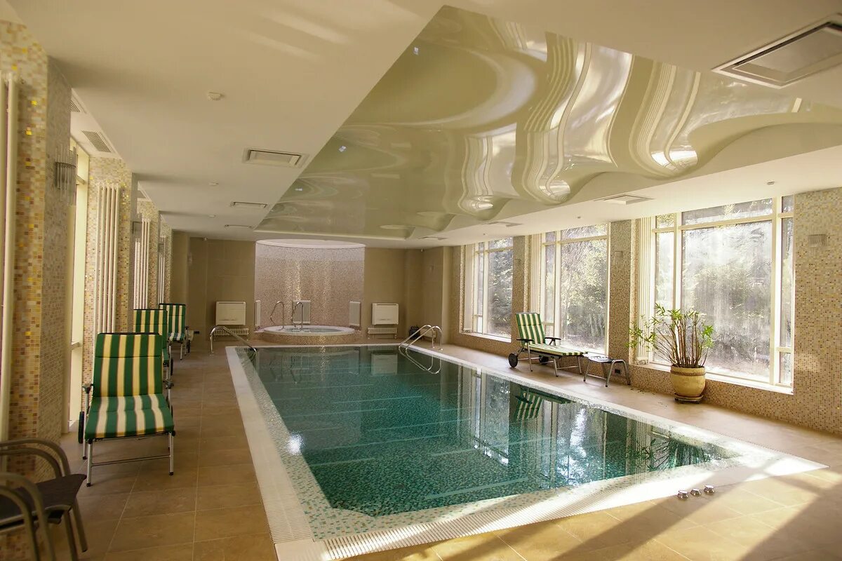 Бассейн со спа зоной. Шале в куршевеле бассейн. Спа в стиле шале. Интерьер бассейна в отеле. Интерьер бассейна.