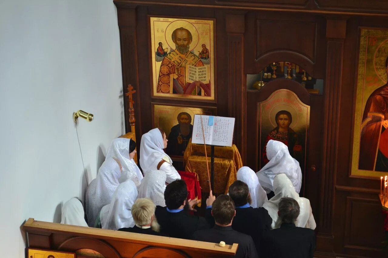 Площадка для певчих в православной церкви. Клирос в православном храме. клирос это в церкви. певчие на клиросе. детский клирос.