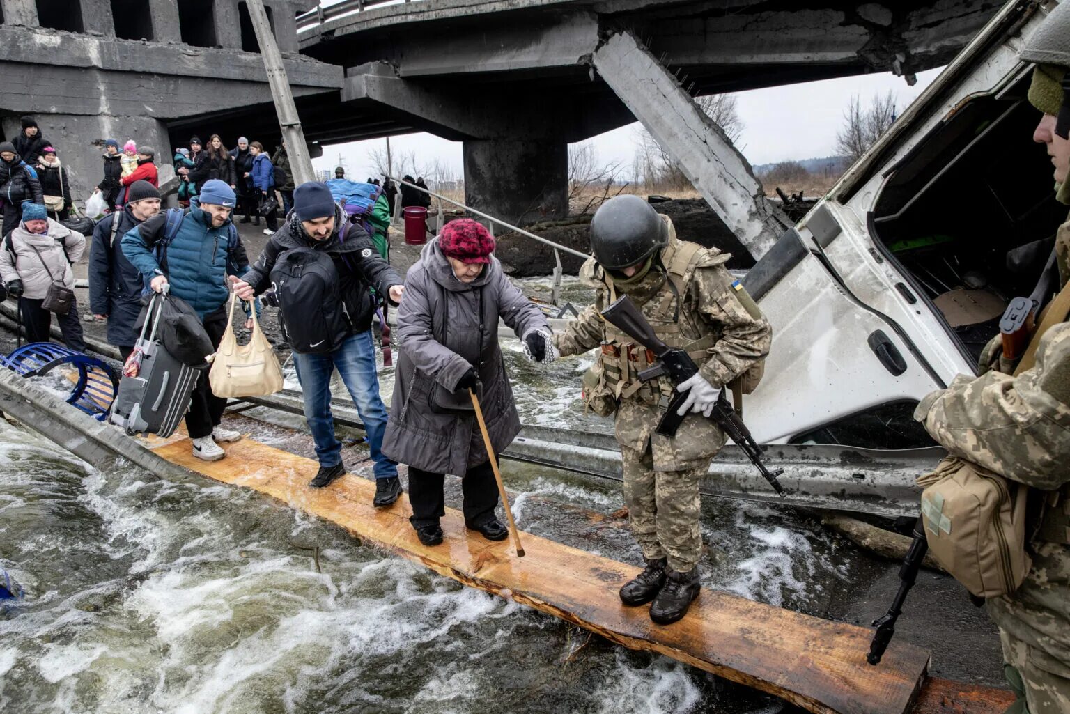 Украинцы радуются трагедии. Ирпень мост взорван.