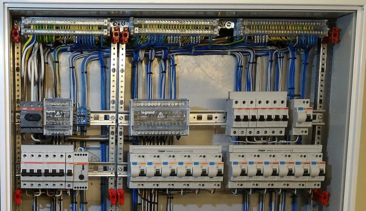 Щит распределительный собранный. Щит вводно распределительный 500квт. Распределительный электрощит щит электрический. Распределительный щит 110. Электромонтаж (сборка шкафов Рза).