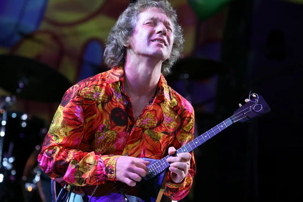 Мацуев игорь. Алексей архиповский балалайка концерты. А музыка играет исполнитель. Гитарист фото. Профессия музыкант.